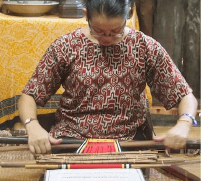 borneo craft global workshops - textile weaving demo